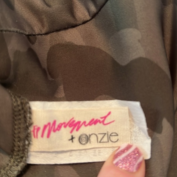 Free People Movement + Onzie High Rise Stretch Camo Bike Shorts Size S/M - Picture 5 of 6